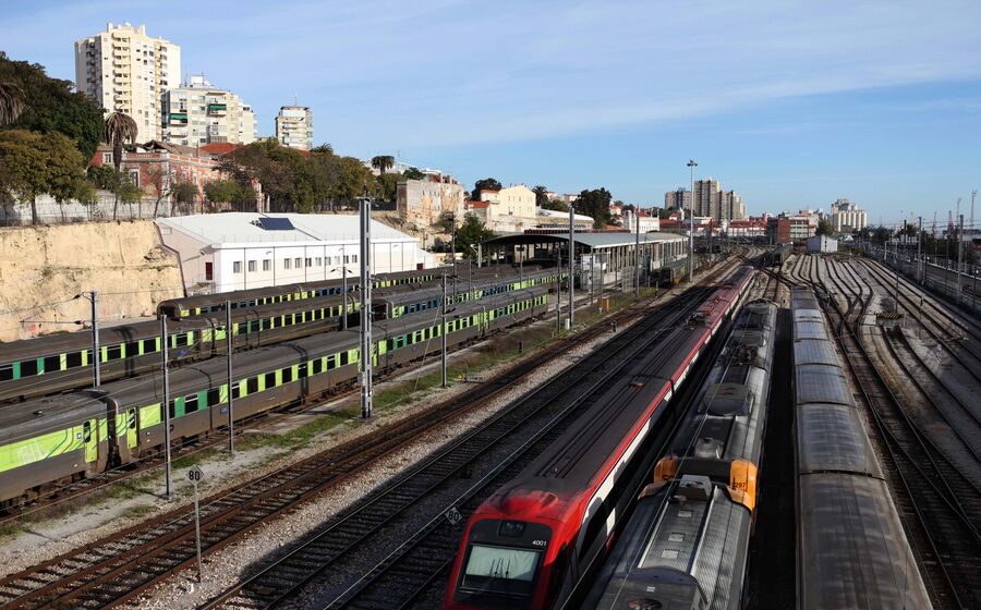 Os operadores têm de pagar uma taxa por cada comboio para circular na rede nacional. 