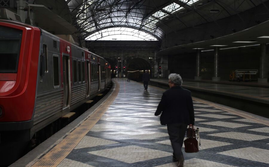 transportes comboios ferrovia