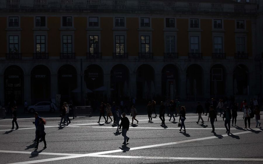 multidão pessoas lisboa consumo