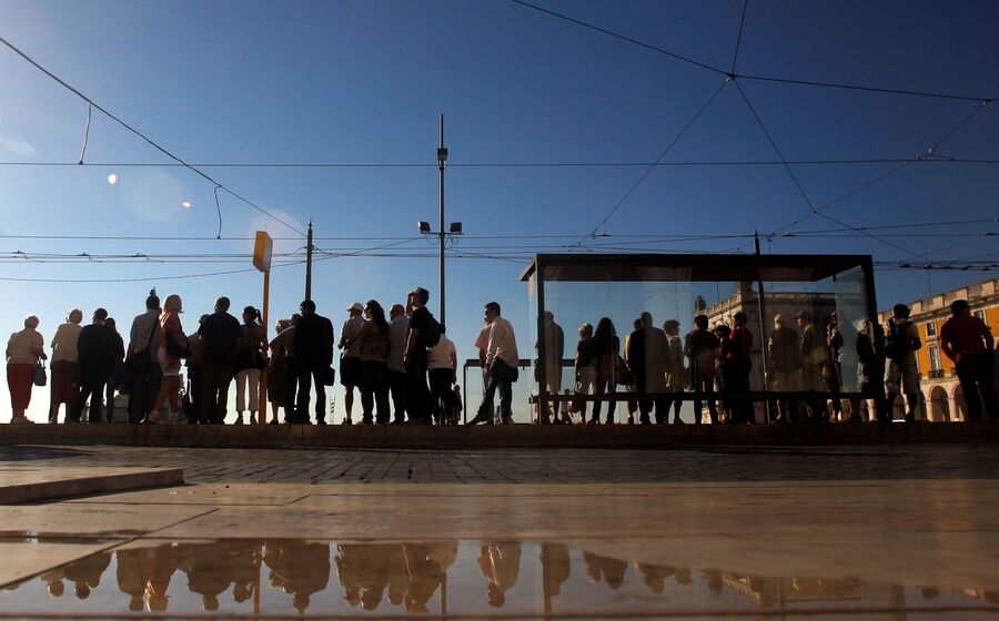 multidão pessoas lisboa consumo