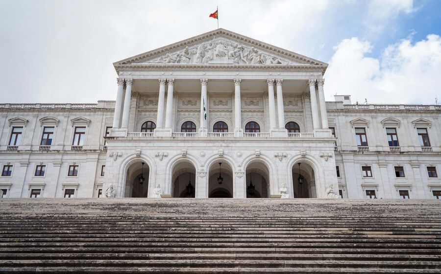 Parlamento aprovou na generalidade a revisão proposta pelo Governo na última sexta-feira, mas PS quer mudanças no diploma.