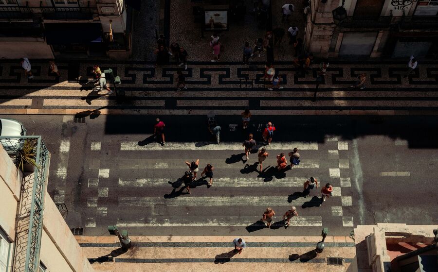 pessoas, rua multidão lisboa consumo emprego