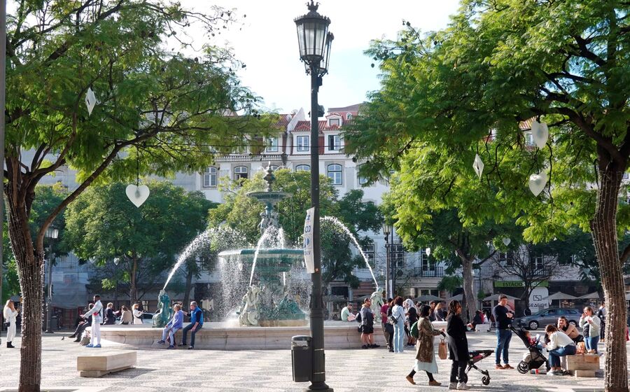 pessoas, rua multidão lisboa consumo emprego