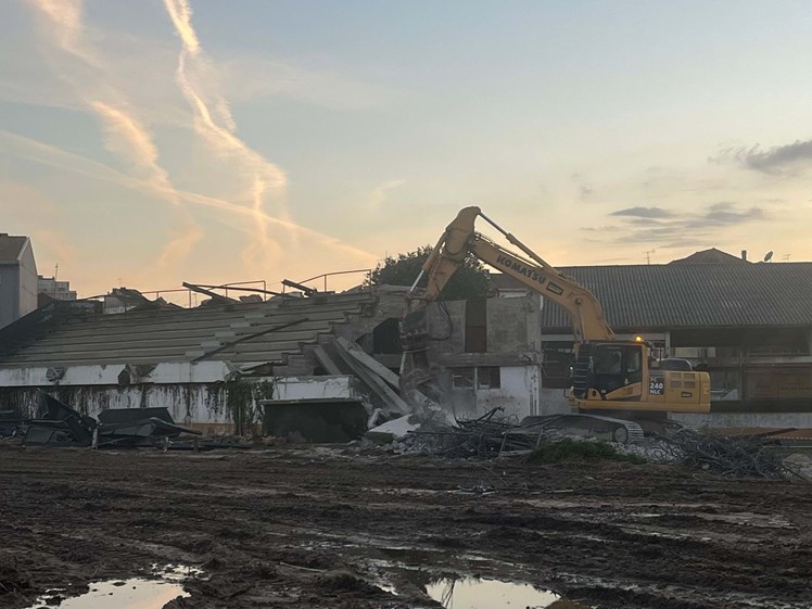 Demolidas as antigas instalações do Centro Hípico do Porto e infraestruturado o terreno, obras que estão em curso, o Oporto Plaza deverá começar a nascer no próximo verão.