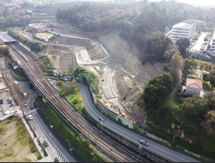 O grupo Endutex tem em curso as obras de loteamento do terreno naquela que é considerada a maior zona por urbanizar da cidade de Guimarães. 