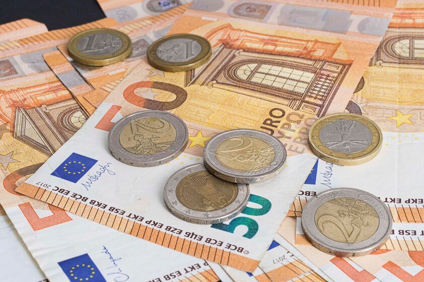 dinheiro euros notas moedas