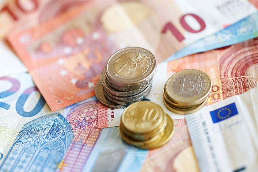 dinheiro euros notas moedas