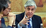 Salário superior ao de Montenegro? 'Eu é mais bolos', responde Centeno