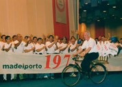 Álvaro Pinho da Costa Leite (falecido em 2009), o fundador da Vicaima, numa foto de 1999 em que surge de bicicleta na cerimónia de celebração dos 40 anos do grupo. 