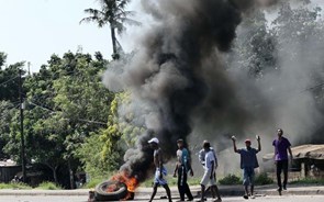 Forças de segurança moçambicanas dispersam manifestantes que gritavam 'Mondlane' 