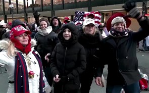 Apoiantes de Trump resistem ao frio para assistir à tomada de posse