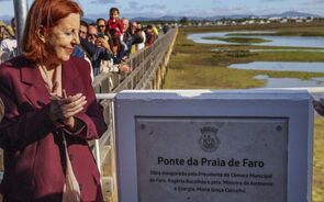 Maria da Graça Carvalho, inaugurou a nova ponte da praia da ilha de Faro.