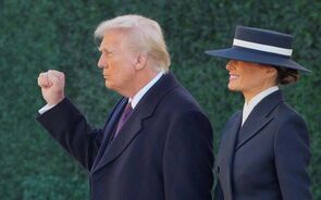 Ouro em máximos de mais de dois meses. Dólar perde entre recuo e avanço de tarifas