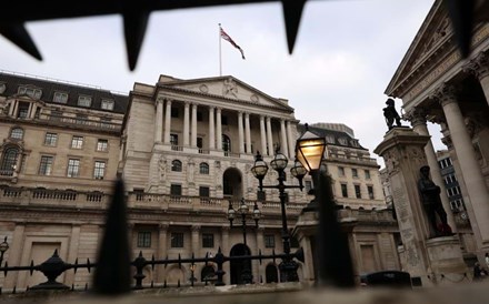 Banco de Inglaterra volta a cortar juros, mas deixa avisos de inflação em alta