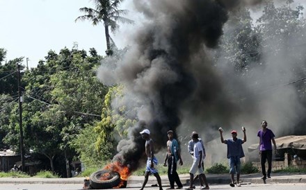 Forças de segurança moçambicanas dispersam manifestantes que gritavam 'Mondlane' 