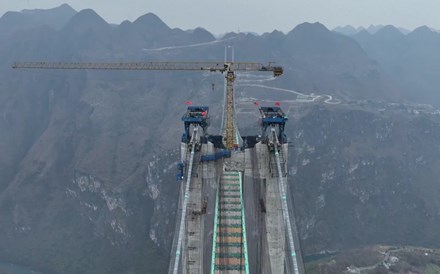 Infraestrutura de ponte com o dobro da altura da torre Eiffel assente na China