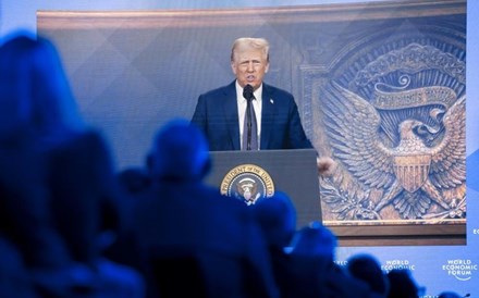 Venham produzir na América ou enfrentem tarifas, diz Trump em Davos