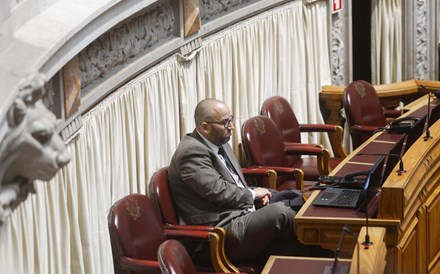 Paragrafino Pescada enche uma mala com frases feitas e ofereça-a a Miguel Arruda