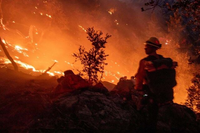 Imagens aéreas mostram terceira noite de chamas em Los Angeles