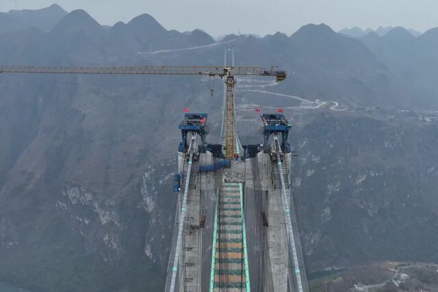 Infraestrutura de ponte com o dobro da altura da torre Eiffel assente na China