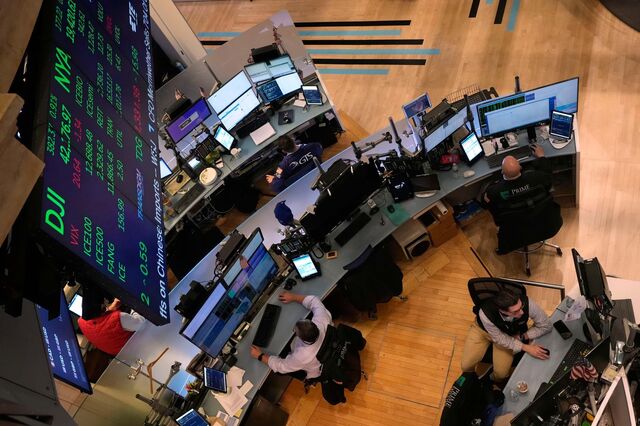 Pequenos investidores e recompra de ações seguram Wall Street