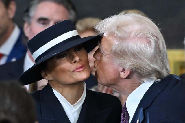 Paragrafino Pescada liga o esternocleidomastóideo ao chapéu de Melania