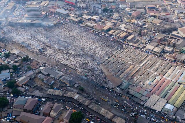 Fogo põe à prova sustentável leveza de ser do mercado de Kantamanto