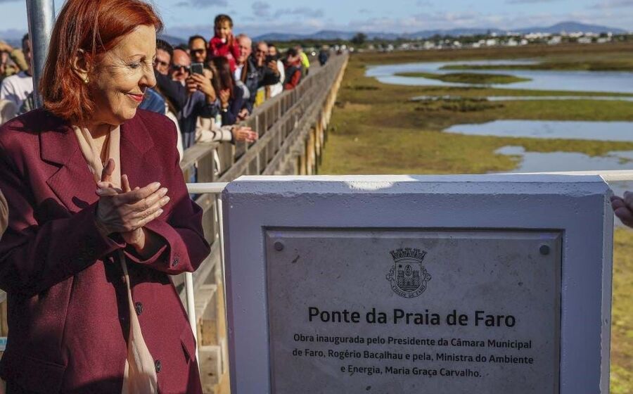 Maria da Graça Carvalho, inaugurou a nova ponte da praia da ilha de Faro.