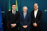 Os presidentes da SAD (Miguel Ribeiro) e do clube (José Pina Ferreira) ladeiam o presidente da Câmara de Famalicão, Mário Passos.