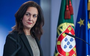 Ministra da Justiça recusa que sociedades em que tem participações possam beneficiar da lei dos solos