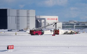 Acidente de avião no aeroporto de Toronto faz pelo menos oito feridos