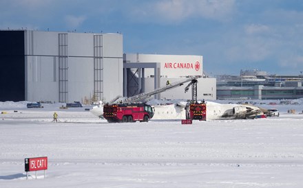 Acidente de avião no aeroporto de Toronto faz pelo menos oito feridos