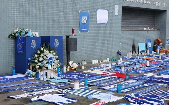 Centenas de adeptos prestaram homenagem a Pinto da Costa no Dragão