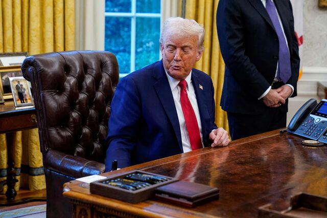 Trump intensifica guerra comercial. Países respondem na mesma moeda e investidores fogem