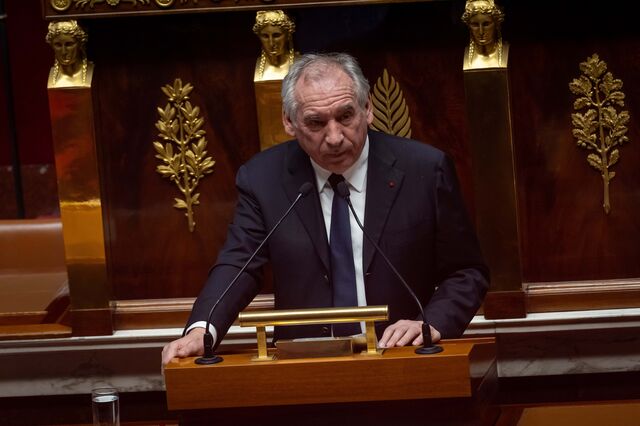 França propõe eliminar dois feriados e outras medidas para reforçar contas públicas