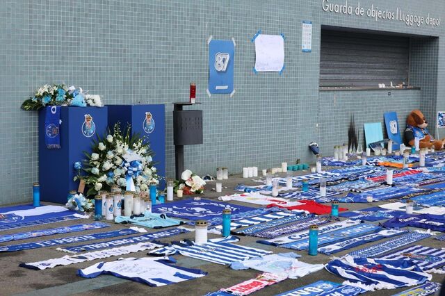 Centenas de adeptos prestaram homenagem a Pinto da Costa no Dragão