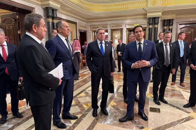 EUA e Rússia iniciam conversas para acabar com guerra na Ucrânia. Deixam Kiev e UE de fora 