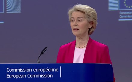 Von der Leyen apela a 'forjar outras parcerias' perante 'certezas com décadas que ruíram'