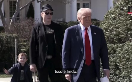 Trump compra Tesla vermelho em frente à Casa Branca