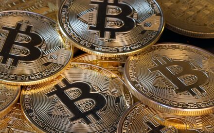 A Bain antecipa uma arquitetura de 'dois carris, um só sistema' - onde as 'stablecoins' coexistem com soluções tradicionais.