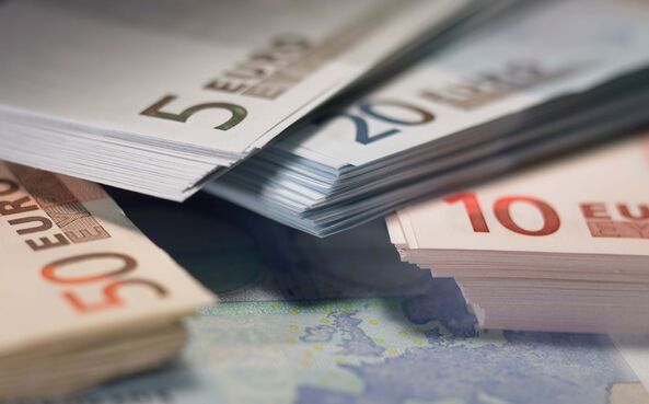 Euro foi a moeda mais usada no comércio extreno da UE em 2025