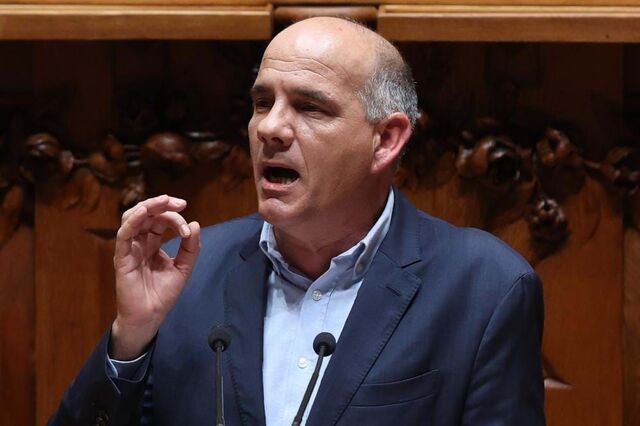Moção de censura do PCP chumbada no Parlamento