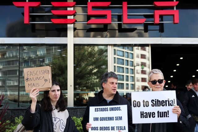 Cerca de 10 pessoas protestam contra Musk em Lisboa