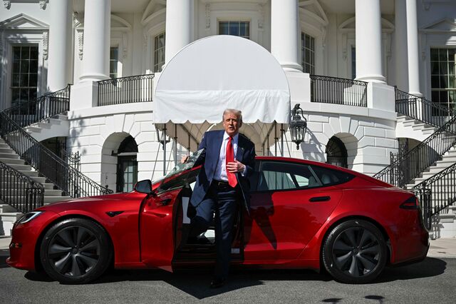Trump compra um Tesla e Musk promete duplicar produção nos Estados Unidos