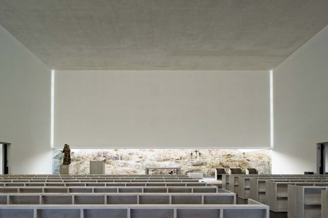 Há uma igreja e centro comunitário contemporâneos em leilão online por 441 mil euros 