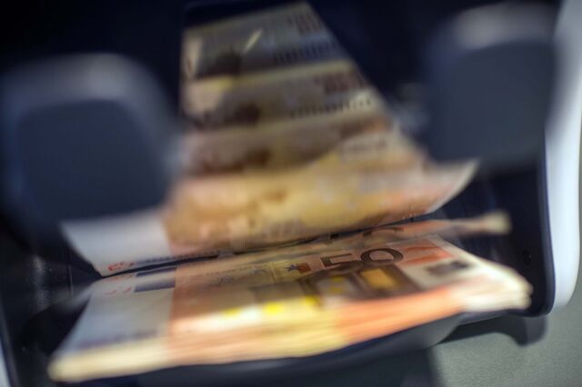 Depósitos das famílias atingem novo recorde. Subida desacelera há quatro meses