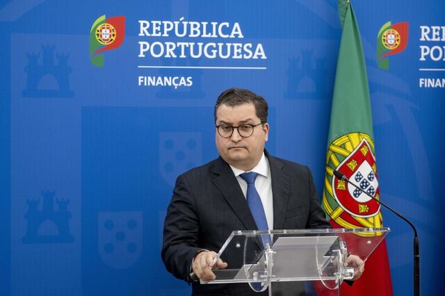 Ritmo do investimento público caiu e ajudou ao excedente