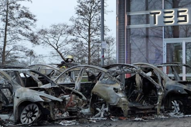Sete carros da Tesla ardem em concessionária alemã no dia do protesto global contra Musk 