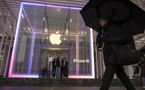 Apple avalia novas opções de pesquisa de IA. Dona da Google cai quase 9%   