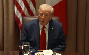 Trump assina ordem que alivia tarifas sobre setor automóvel